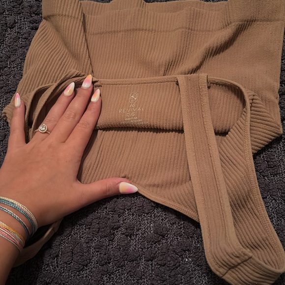 Brown crop top, size small, the brand is revival - Picture 3 of 3